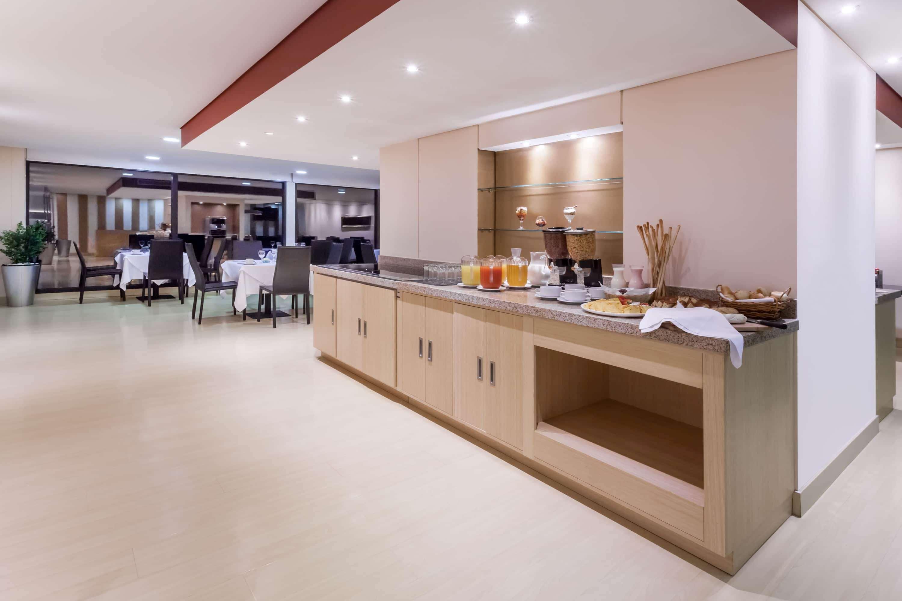 วินด์แฮม โบโกตา Hotel ภายนอก รูปภาพ The lounge at the airport