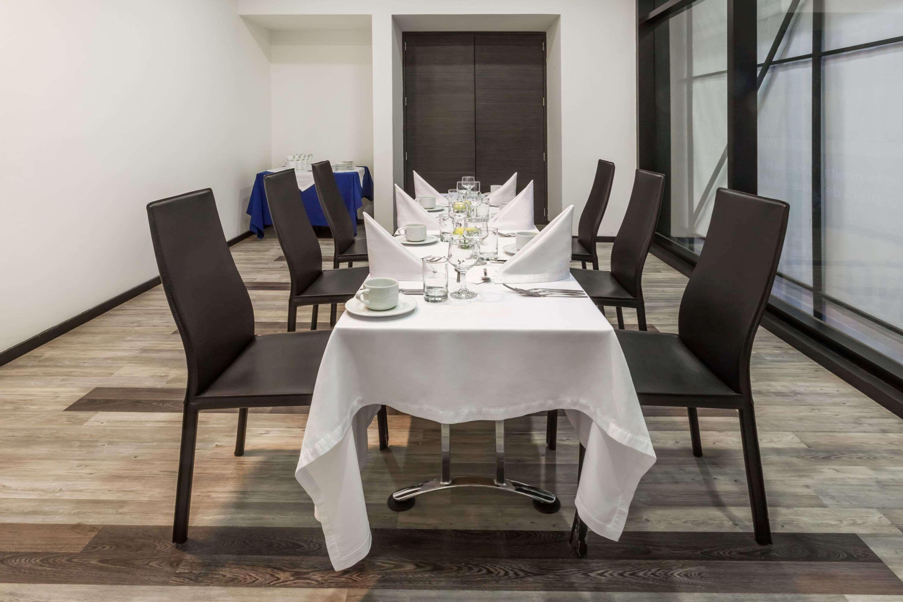 วินด์แฮม โบโกตา Hotel ภายนอก รูปภาพ A table set for fine dining