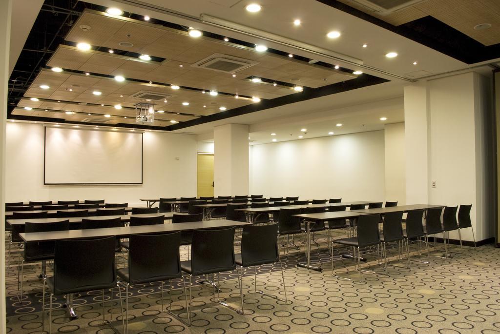 วินด์แฮม โบโกตา Hotel ภายนอก รูปภาพ A typical meeting room