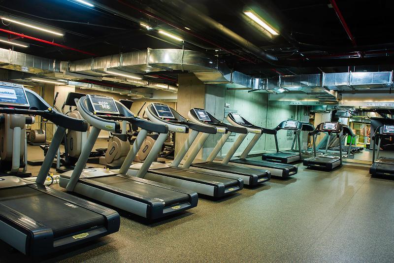 วินด์แฮม โบโกตา Hotel ภายนอก รูปภาพ A row of treadmills